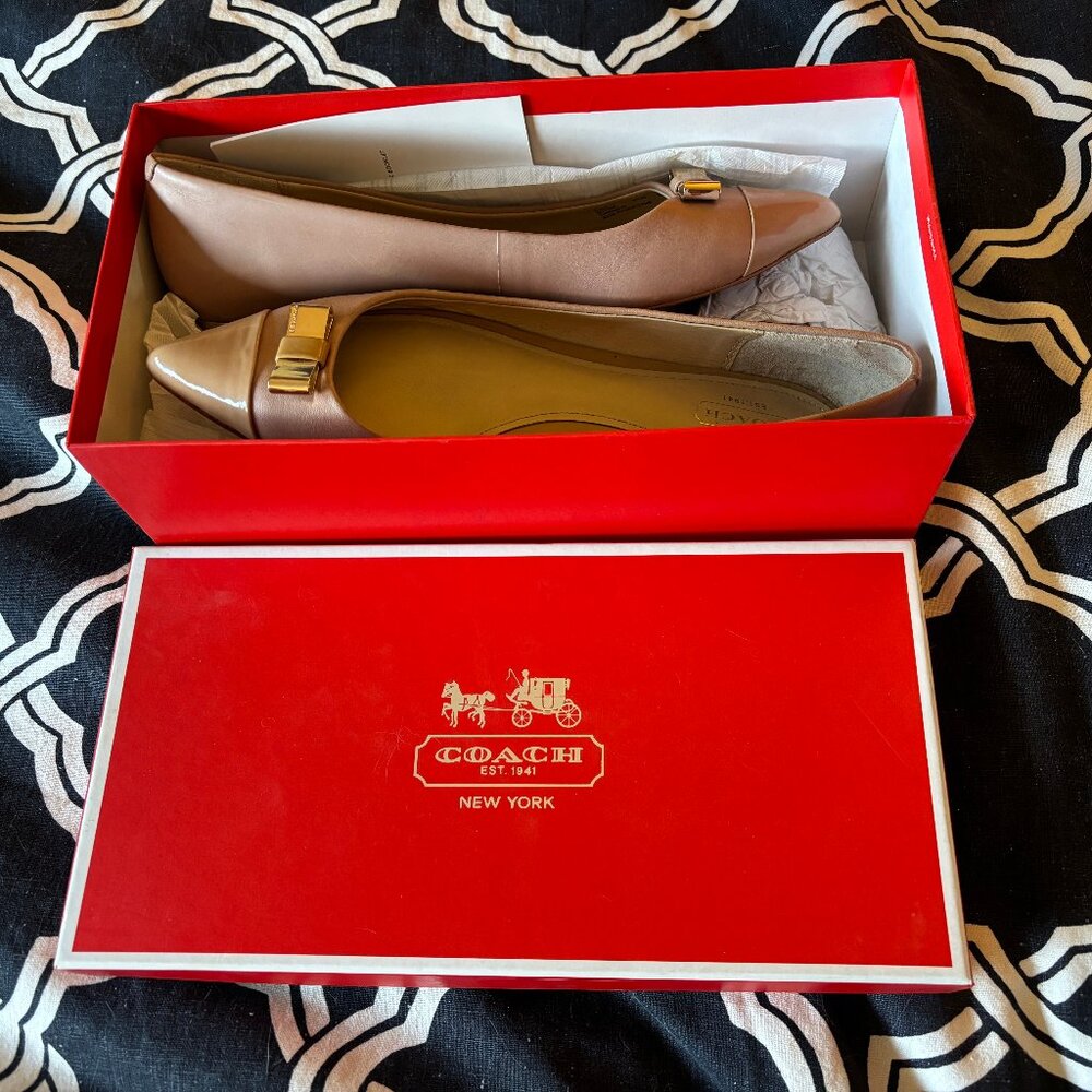 Coach "Wynter" flats in blush leather, patent toe caps, gold bows, size 8.5 - Picture 4 of 8